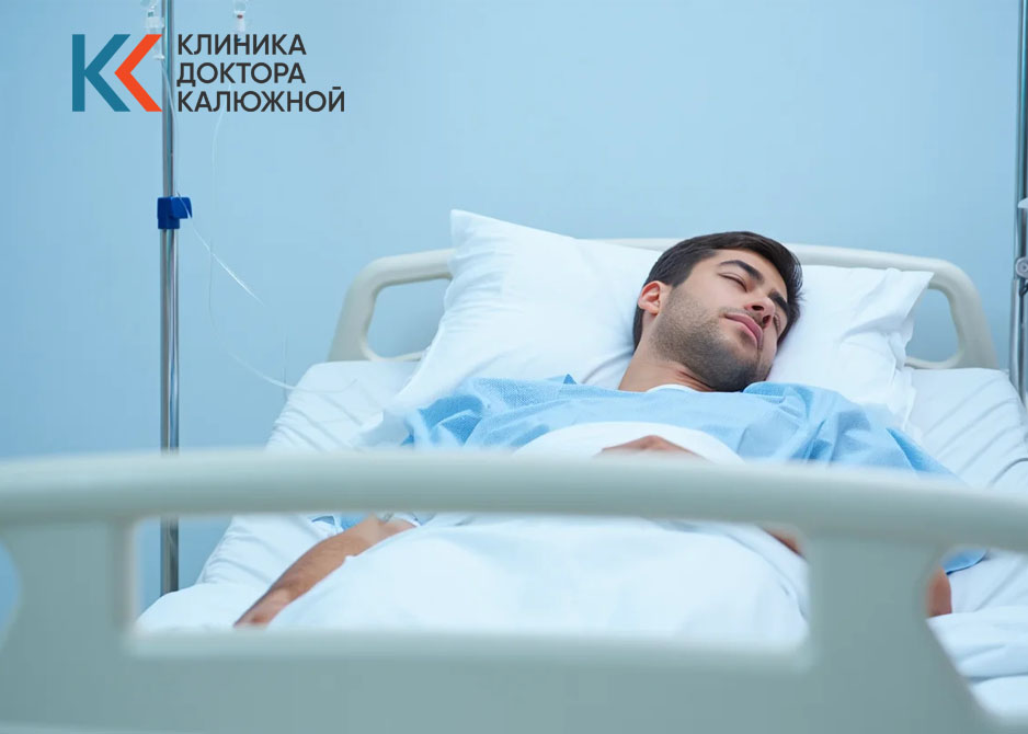Мужчина лежит на больничной кровати
